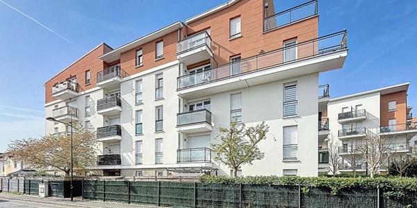 Appartement à Meaux dans une résidence de 2015 - proche Pâtis et avenue Foch - 2 pièces - balcon et place de parking en sous-sol - secteur calme - gare à 20 minutes à pied.