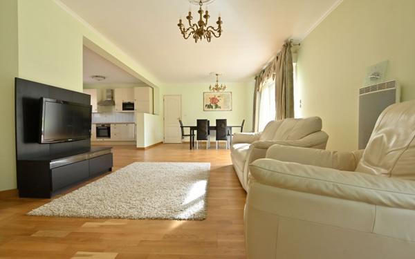 Maison à vendre    6 pièces •  Rue