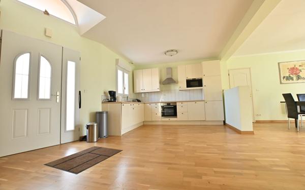 Maison à vendre    6 pièces •  Rue