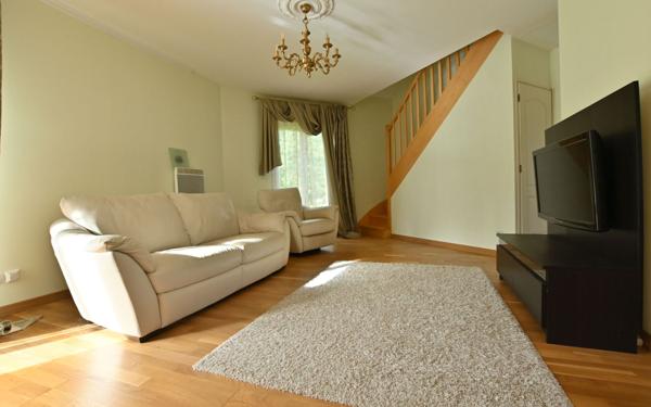 Maison à vendre    6 pièces •  Rue