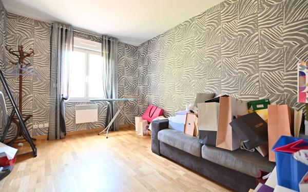 Maison à vendre    6 pièces •  Rue