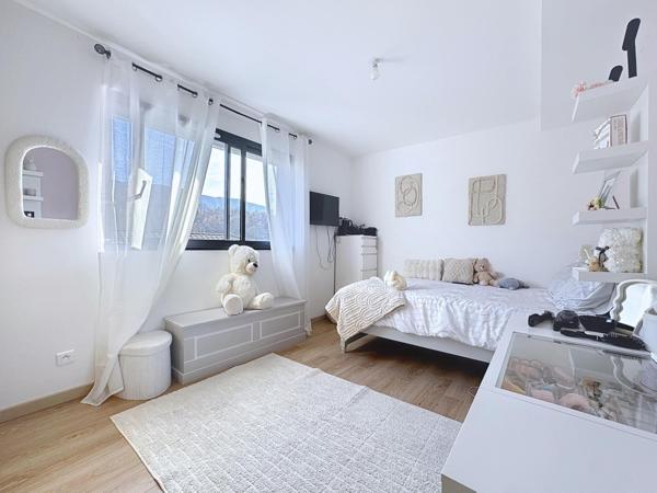 Rare à Coublevie, maison contemporaine avec piscine et vue dégagée