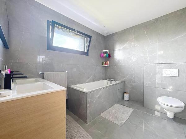 Rare à Coublevie, maison contemporaine avec piscine et vue dégagée