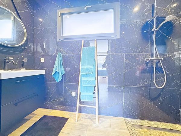 Rare à Coublevie, maison contemporaine avec piscine et vue dégagée