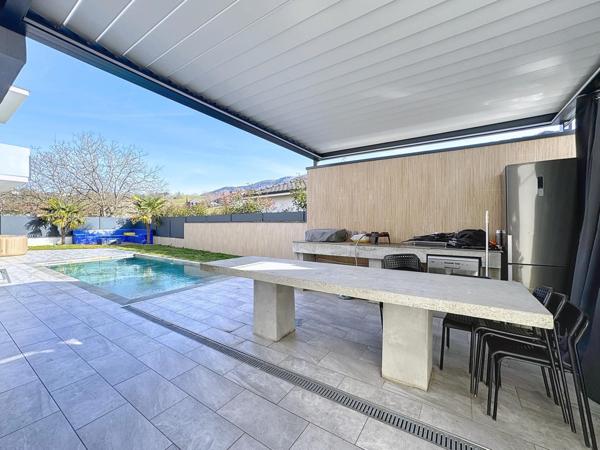 Rare à Coublevie, maison contemporaine avec piscine et vue dégagée
