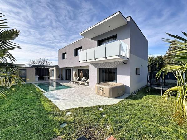 Rare à Coublevie, maison contemporaine avec piscine et vue dégagée