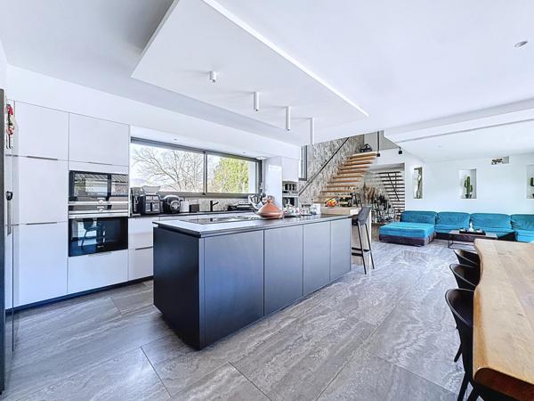 Rare à Coublevie, maison contemporaine avec piscine et vue dégagée