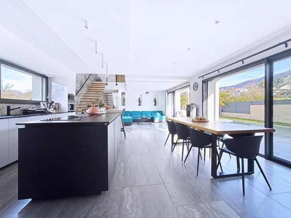 Rare à Coublevie, maison contemporaine avec piscine et vue dégagée