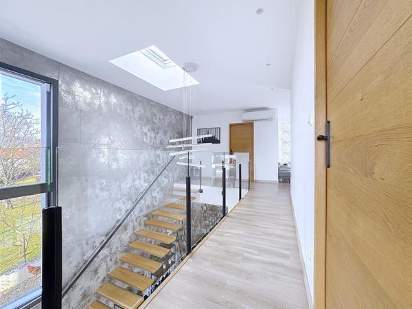 Rare à Coublevie, maison contemporaine avec piscine et vue dégagée