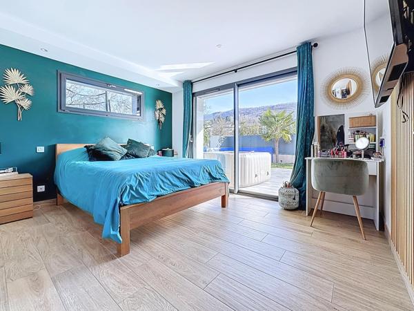 Rare à Coublevie, maison contemporaine avec piscine et vue dégagée