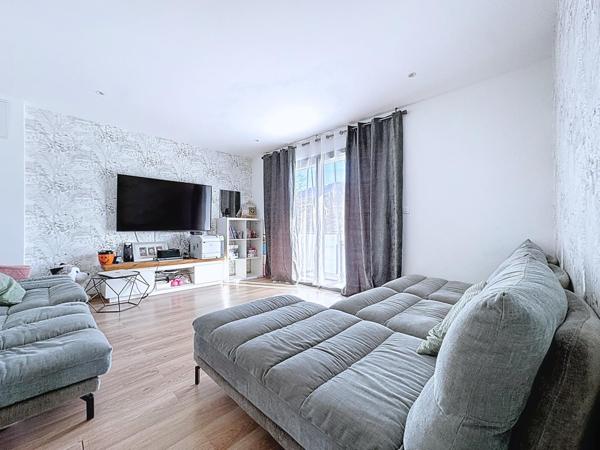 Rare à Coublevie, maison contemporaine avec piscine et vue dégagée