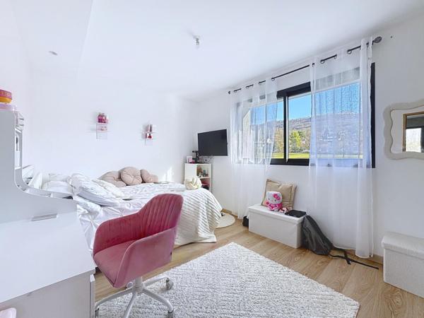 Rare à Coublevie, maison contemporaine avec piscine et vue dégagée