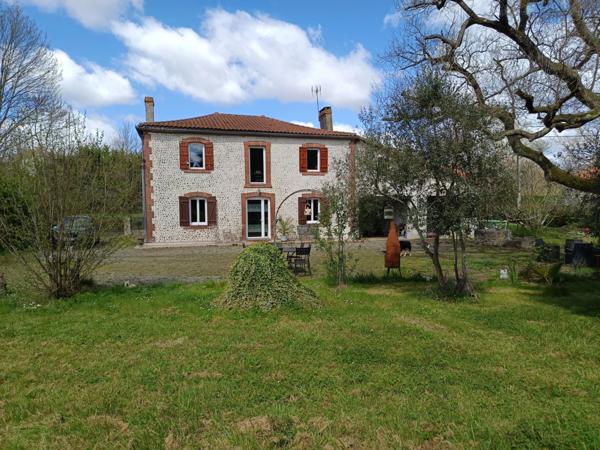 Maison de caractère rénovée avec garages sur un terrain de 3500 m²