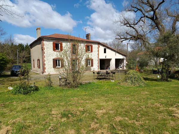 Maison de caractère rénovée avec garages sur un terrain de 3500 m²