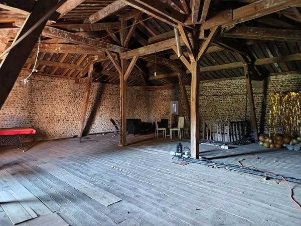 Maison de caractère rénovée avec garages sur un terrain de 3500 m²