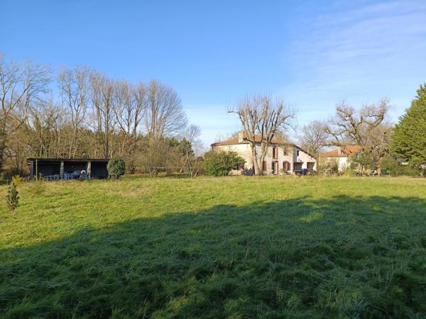 Maison de caractère rénovée avec garages sur un terrain de 3500 m²