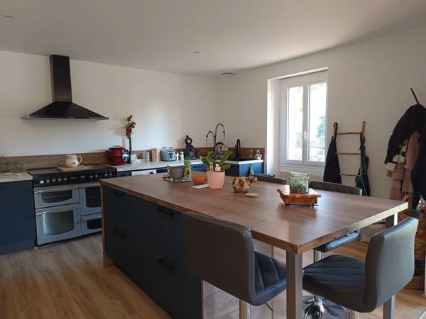 Maison de caractère rénovée avec garages sur un terrain de 3500 m²