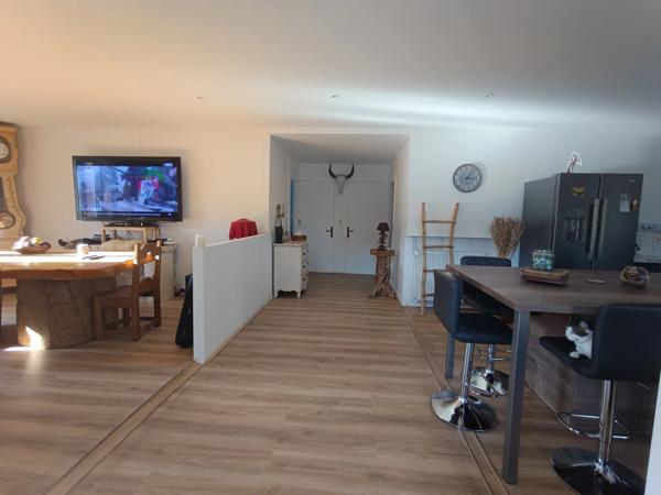 Maison de caractère rénovée avec garages sur un terrain de 3500 m²