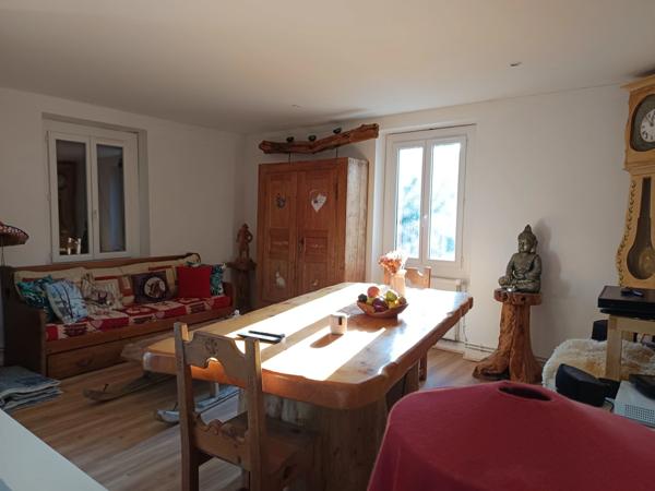 Maison de caractère rénovée avec garages sur un terrain de 3500 m²