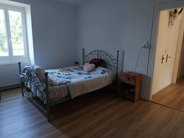 Maison de caractère rénovée avec garages sur un terrain de 3500 m²