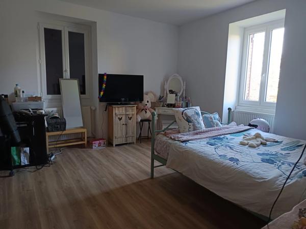 Maison de caractère rénovée avec garages sur un terrain de 3500 m²