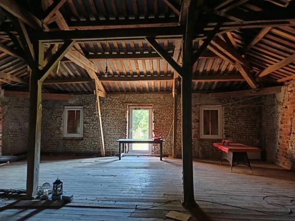 Maison de caractère rénovée avec garages sur un terrain de 3500 m²