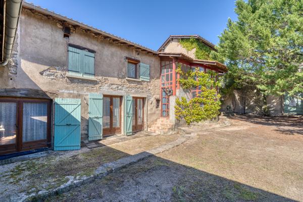 Rare, au coeur du village de la Tour de Salvagny ...