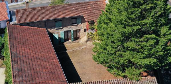 Rare, au coeur du village de la Tour de Salvagny ...