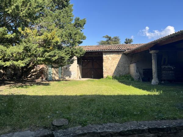Rare, au coeur du village de la Tour de Salvagny ...