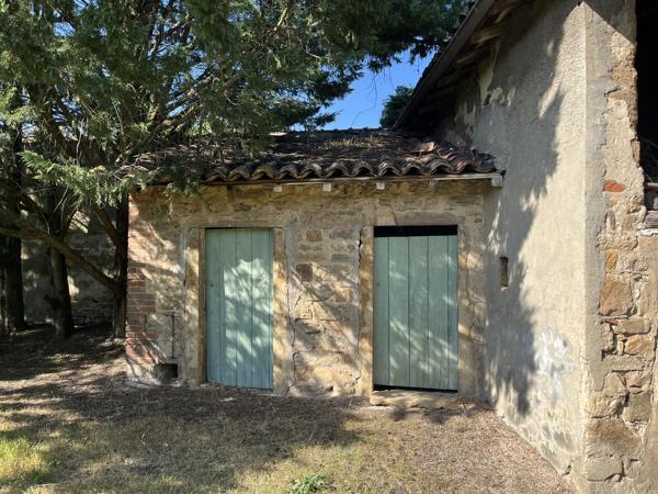 Rare, au coeur du village de la Tour de Salvagny ...