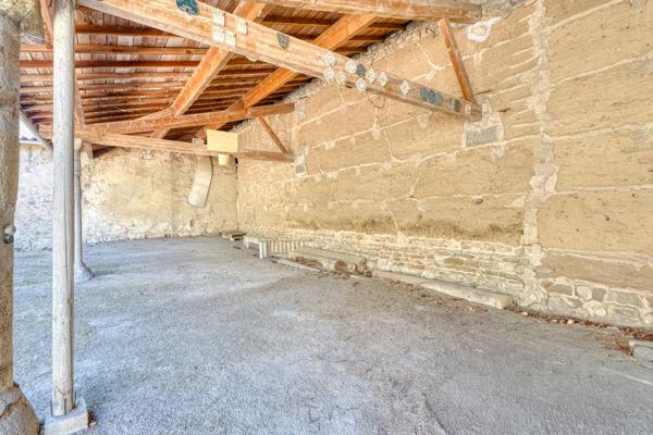 Rare, au coeur du village de la Tour de Salvagny ...