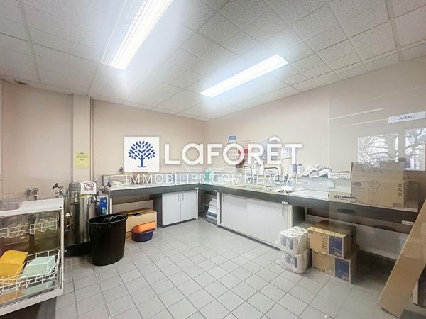 Location bureau Parthenay - 811 m² - 3 500 €/mois