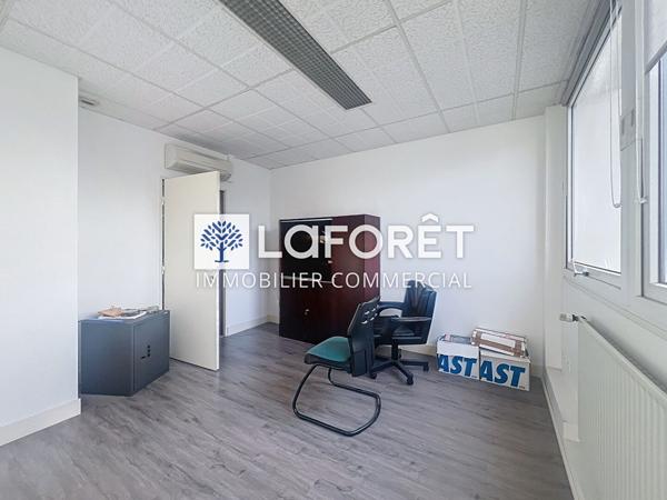 Location bureau Parthenay - 811 m² - 3 500 €/mois
