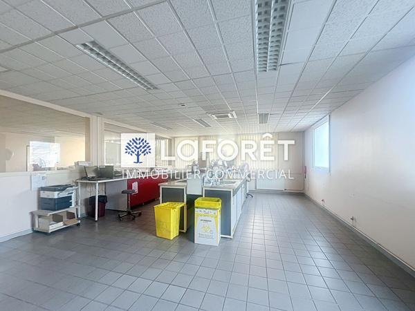 Location bureau Parthenay - 811 m² - 3 500 €/mois