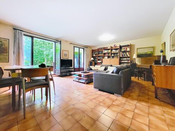 Maison familiale  4 chambres avec double jardin privatif dans un cadre privilégié