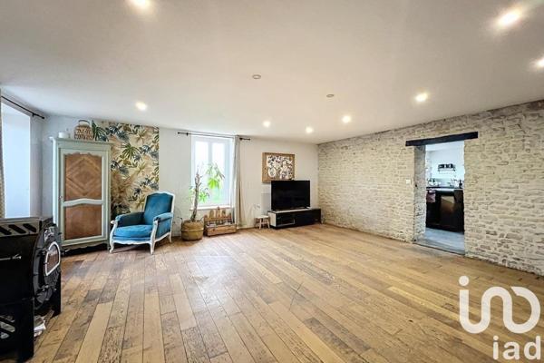 Maison traditionnelle 5 pièces de 195 m² à Saint-Jean-de-Liversay (17170)