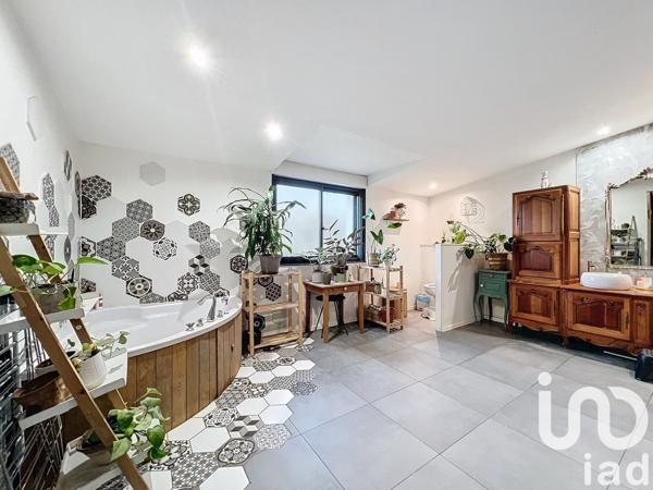 Maison traditionnelle 5 pièces de 195 m² à Saint-Jean-de-Liversay (17170)