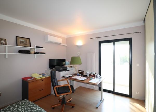 MAISON FAMILIALE AVEC PISCINE ET APPARTEMENT INDÉPENDANT