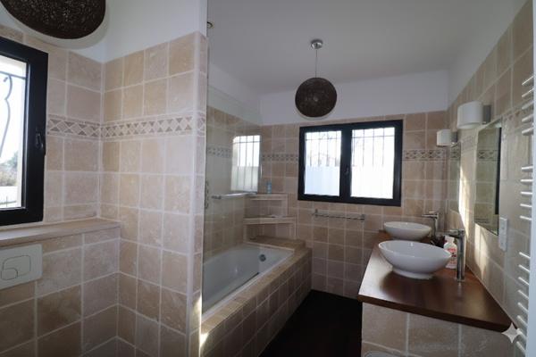 MAISON FAMILIALE AVEC PISCINE ET APPARTEMENT INDÉPENDANT