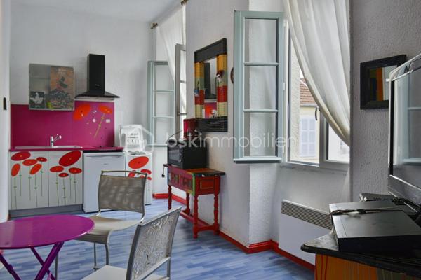 Vous désirez un appartement paisible en plein cœur de PAU, à deux pas du quartier du chateaux?
Ne cherchez plus, ce charmant T2 de 43 m² n'attend plus que vous!

Situé au 1er étage, sans ascenseur, d'un petit immeuble parfaitement entretenu(toiture, façade et menuiserie récente), cet appartement rénové vous propose une pièce de vie de 17m² ouverte sur le coin cuisine, une grande chambre de plus de 17m²ainsi qu'une salle d'eau et toilette.

Il vous séduira par son calme tout en étant au centre ville, proche de toutes commodités et transport.

Très bonne opportunité pour investisseurs, possibilité de location courte ou longue durée autorisé par la copropriété.

Toute visite sera possible sous réserve d'un projet de financement sérieux.

Des éléments vous serons demandés pour présenter une offre au propriétaire.

Contactez moi au 07 70 14 43 77 pour plus de renseignements.