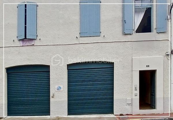 Vous désirez un appartement paisible en plein cœur de PAU, à deux pas du quartier du chateaux?
Ne cherchez plus, ce charmant T2 de 43 m² n'attend plus que vous!

Situé au 1er étage, sans ascenseur, d'un petit immeuble parfaitement entretenu(toiture, façade et menuiserie récente), cet appartement rénové vous propose une pièce de vie de 17m² ouverte sur le coin cuisine, une grande chambre de plus de 17m²ainsi qu'une salle d'eau et toilette.

Il vous séduira par son calme tout en étant au centre ville, proche de toutes commodités et transport.

Très bonne opportunité pour investisseurs, possibilité de location courte ou longue durée autorisé par la copropriété.

Toute visite sera possible sous réserve d'un projet de financement sérieux.

Des éléments vous serons demandés pour présenter une offre au propriétaire.

Contactez moi au 07 70 14 43 77 pour plus de renseignements.