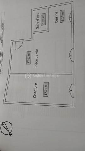 Vous désirez un appartement paisible en plein cœur de PAU, à deux pas du quartier du chateaux?
Ne cherchez plus, ce charmant T2 de 43 m² n'attend plus que vous!

Situé au 1er étage, sans ascenseur, d'un petit immeuble parfaitement entretenu(toiture, façade et menuiserie récente), cet appartement rénové vous propose une pièce de vie de 17m² ouverte sur le coin cuisine, une grande chambre de plus de 17m²ainsi qu'une salle d'eau et toilette.

Il vous séduira par son calme tout en étant au centre ville, proche de toutes commodités et transport.

Très bonne opportunité pour investisseurs, possibilité de location courte ou longue durée autorisé par la copropriété.

Toute visite sera possible sous réserve d'un projet de financement sérieux.

Des éléments vous serons demandés pour présenter une offre au propriétaire.

Contactez moi au 07 70 14 43 77 pour plus de renseignements.