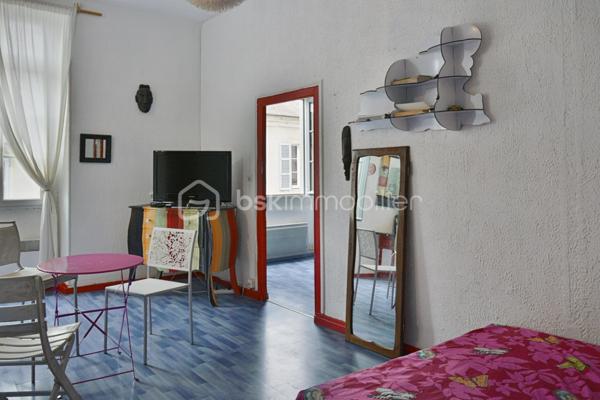 Vous désirez un appartement paisible en plein cœur de PAU, à deux pas du quartier du chateaux?
Ne cherchez plus, ce charmant T2 de 43 m² n'attend plus que vous!

Situé au 1er étage, sans ascenseur, d'un petit immeuble parfaitement entretenu(toiture, façade et menuiserie récente), cet appartement rénové vous propose une pièce de vie de 17m² ouverte sur le coin cuisine, une grande chambre de plus de 17m²ainsi qu'une salle d'eau et toilette.

Il vous séduira par son calme tout en étant au centre ville, proche de toutes commodités et transport.

Très bonne opportunité pour investisseurs, possibilité de location courte ou longue durée autorisé par la copropriété.

Toute visite sera possible sous réserve d'un projet de financement sérieux.

Des éléments vous serons demandés pour présenter une offre au propriétaire.

Contactez moi au 07 70 14 43 77 pour plus de renseignements.