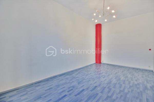 Vous désirez un appartement paisible en plein cœur de PAU, à deux pas du quartier du chateaux?
Ne cherchez plus, ce charmant T2 de 43 m² n'attend plus que vous!

Situé au 1er étage, sans ascenseur, d'un petit immeuble parfaitement entretenu(toiture, façade et menuiserie récente), cet appartement rénové vous propose une pièce de vie de 17m² ouverte sur le coin cuisine, une grande chambre de plus de 17m²ainsi qu'une salle d'eau et toilette.

Il vous séduira par son calme tout en étant au centre ville, proche de toutes commodités et transport.

Très bonne opportunité pour investisseurs, possibilité de location courte ou longue durée autorisé par la copropriété.

Toute visite sera possible sous réserve d'un projet de financement sérieux.

Des éléments vous serons demandés pour présenter une offre au propriétaire.

Contactez moi au 07 70 14 43 77 pour plus de renseignements.