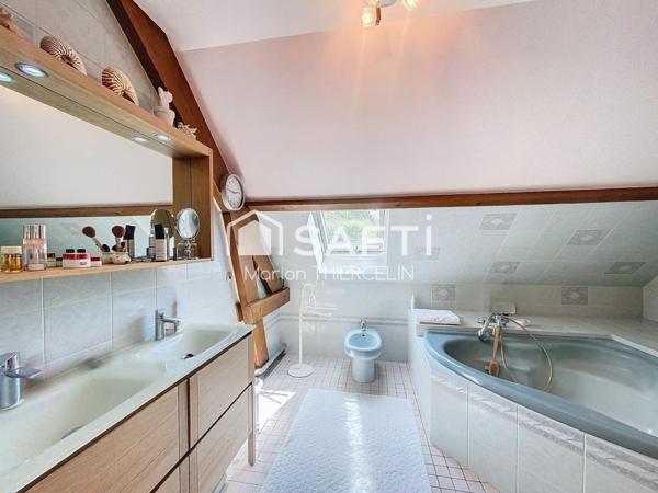 Maison familiale 5 chambres sur sous-sol complet avec environnement privilégié