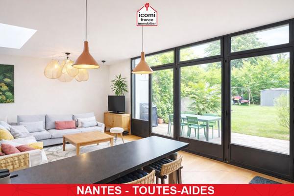 A VENDRE - MAISON EN REZ DE JARDIN ENTIEREMENT RENOVEE EN 2021 - PIECE DE VIE TRIPLE AVEC ACCES TERRASSE - STORE BAN - 3/5 CHAMBRES - GARAGE - RARE