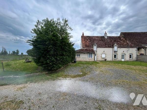 Une maison composée de: cuisine, salle à manger- salon, 2 chambres, WC, salle d'eau. Grenier, T...