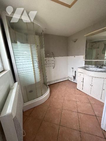 Une maison composée de: cuisine, salle à manger- salon, 2 chambres, WC, salle d'eau. Grenier, T...