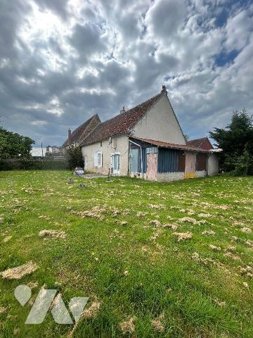 Une maison composée de: cuisine, salle à manger- salon, 2 chambres, WC, salle d'eau. Grenier, T...