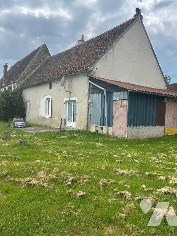 Une maison composée de: cuisine, salle à manger- salon, 2 chambres, WC, salle d'eau. Grenier, T...